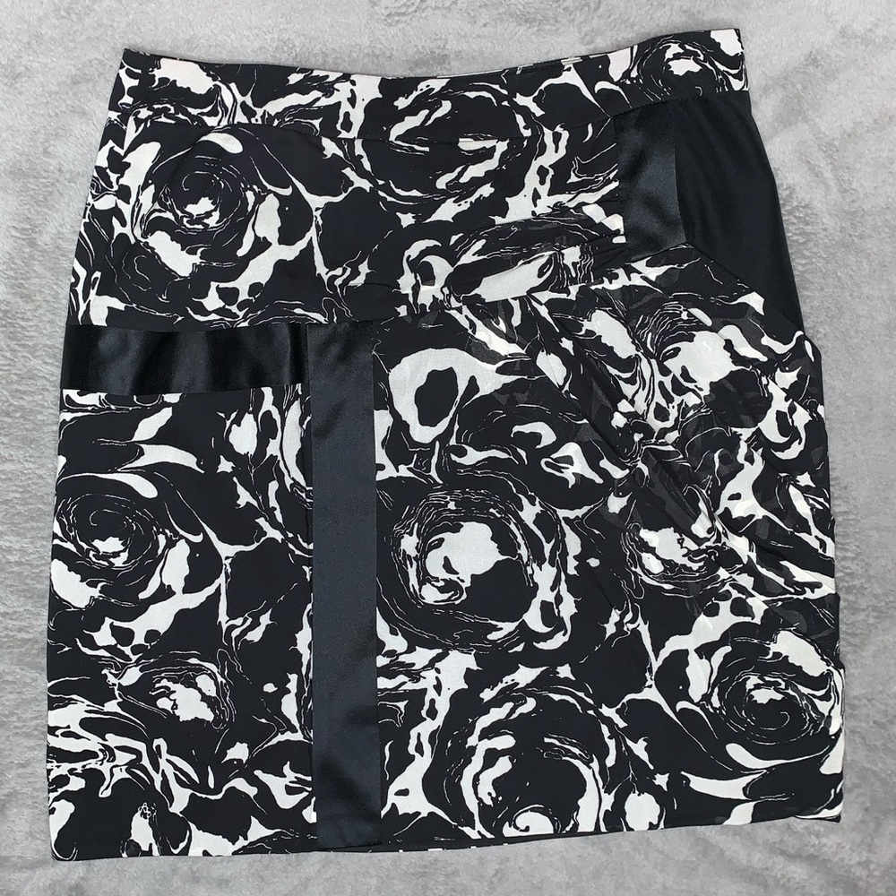 Leifsdottir Anthropologie Abstract Floral Black & White Pencil Skirt Size 4 NWOT